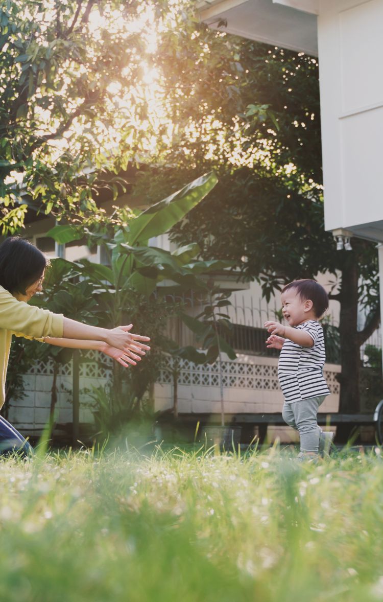 大人と子供が遊ぶ画像