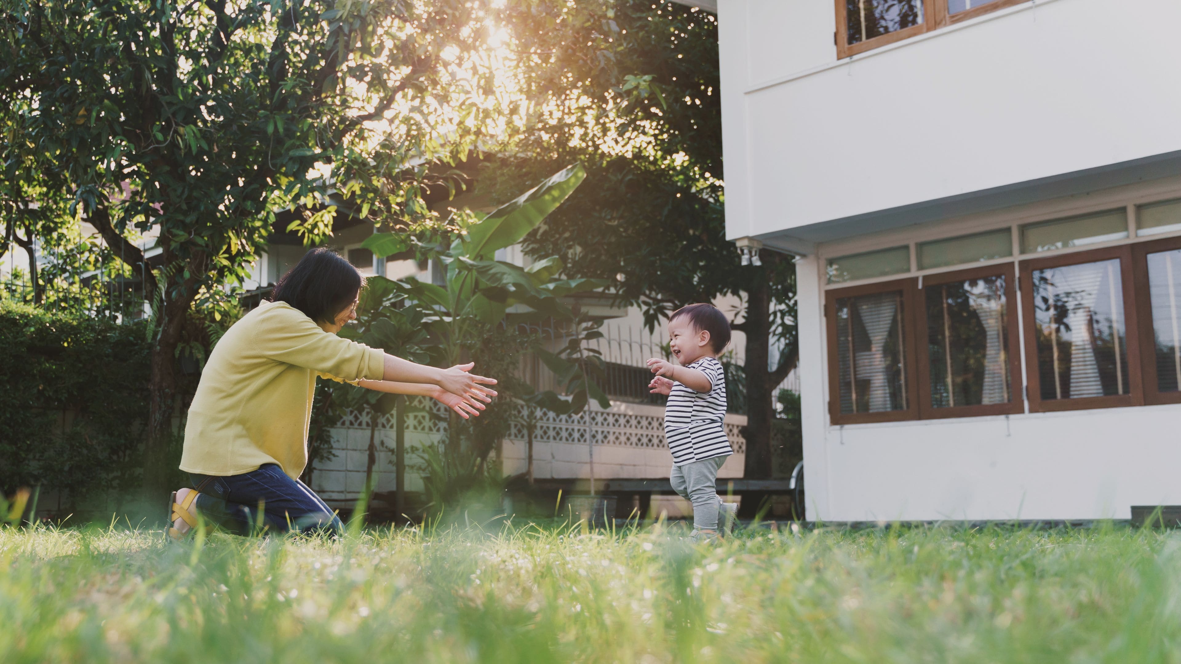 大人と子供が遊ぶ画像