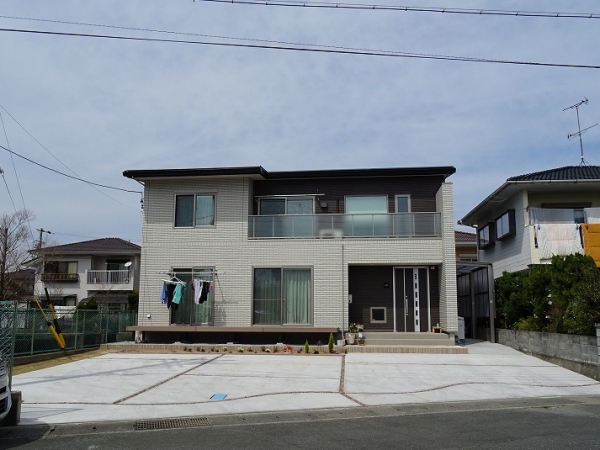 花壇と階段は、　土留めと鼻段です