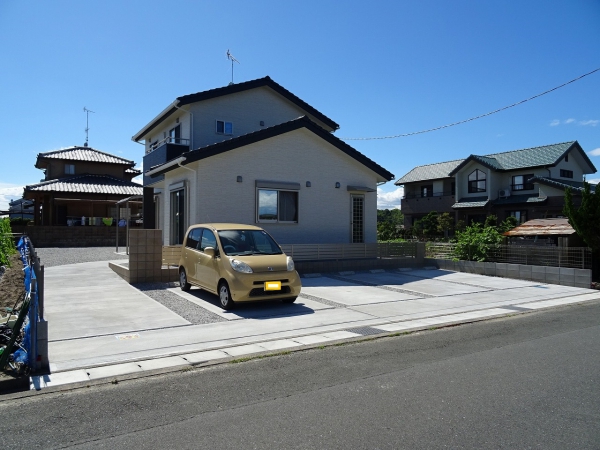 シンプルに使いやすく　5台駐車できます！