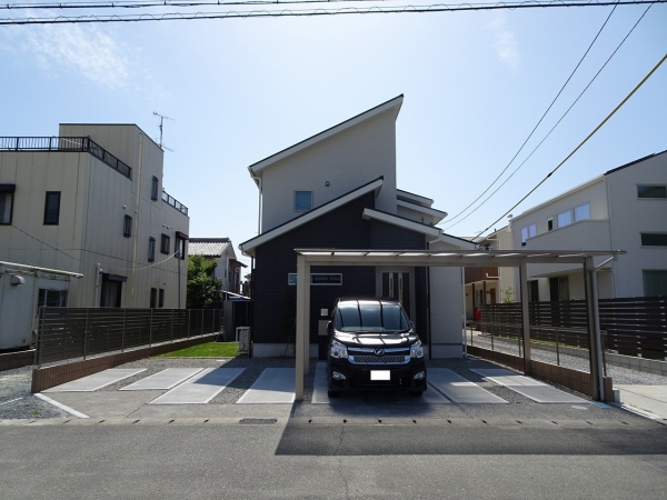 駐車場は4台分　洗出しと土間コンクリートの駐車場です。