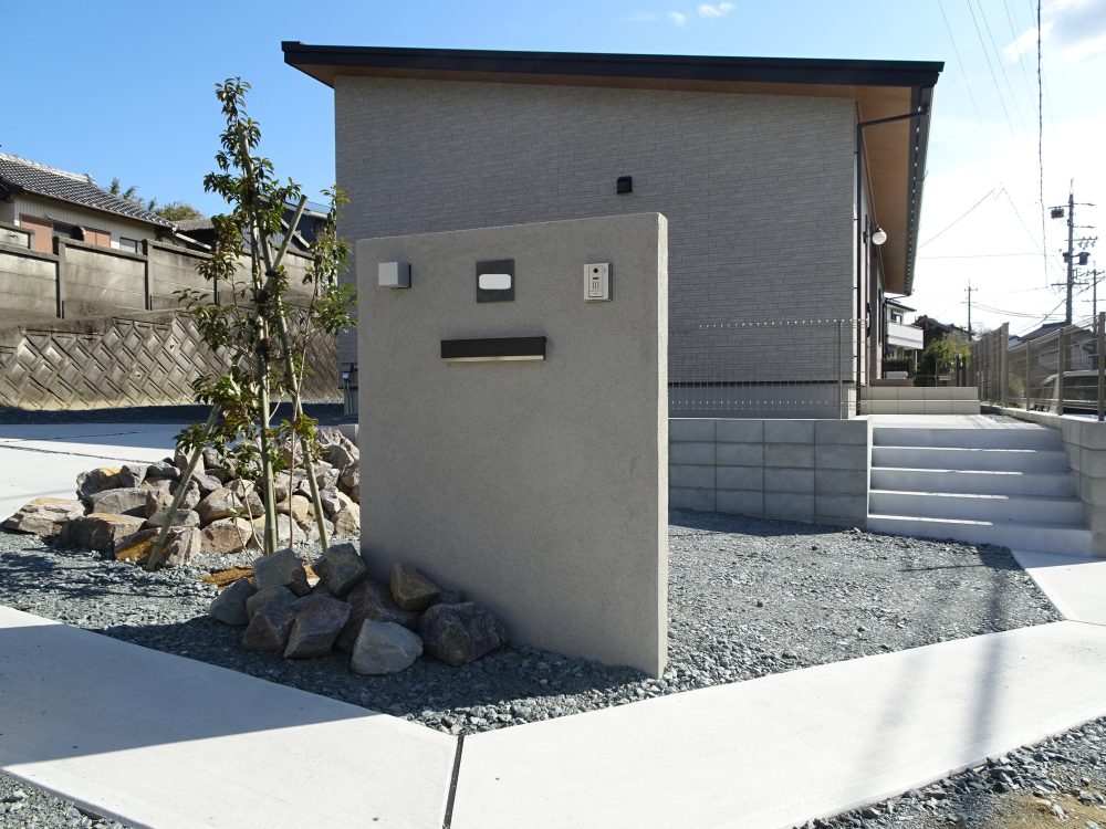 角地で高低差のある土地
