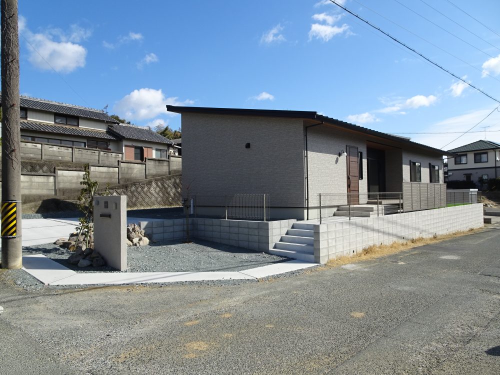 角地で高低差のある土地